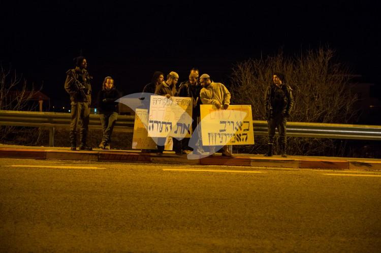 Protesters at Ofra Junction on the Threshold of the Expected Amona Evacuation