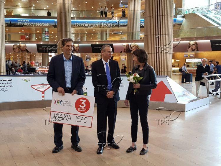 Ceremony honoring 3 millionth tourist to enter Israel in 2017