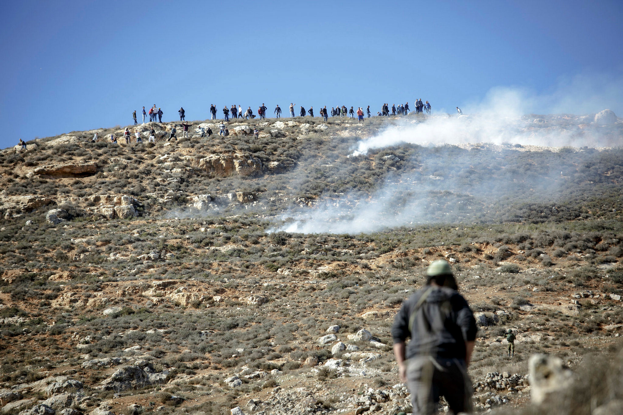 Palestinians throw stones at a group in Samaria