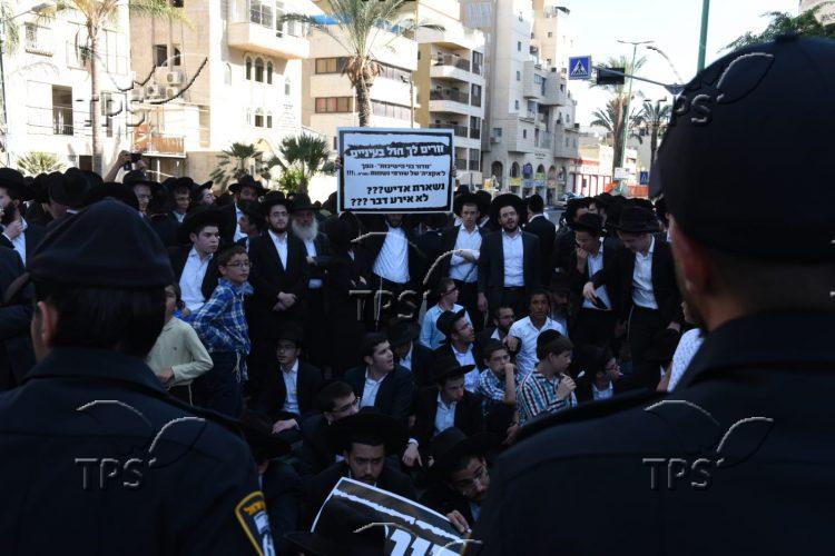 Haredim protest in Bnei Brak