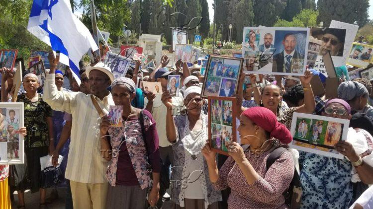 Ethiopian Jews protesting outside PM office