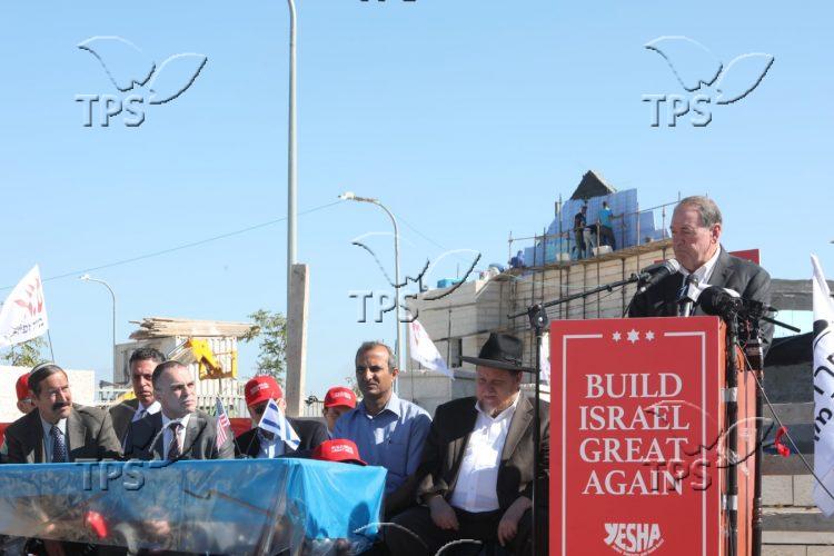 Huckabee in Efrat backs Jewish building in Judea and Samaria