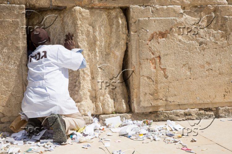 Kotel workers removing notes ahead of high holidays