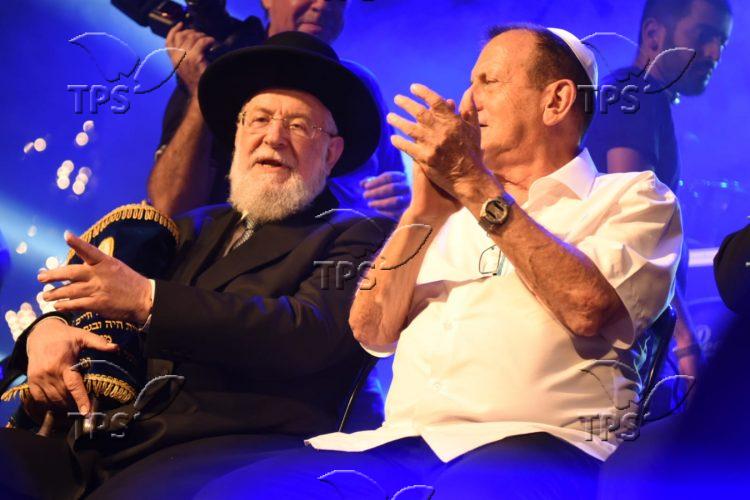 Chief Rabbi Yisrael Meir Lau with Tel Aviv Mayor Ron Huldai at Hakafot Shniyot
