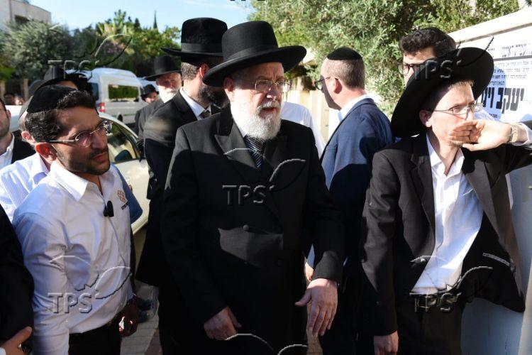 Chief Rabbi attends Jacob Weinroth’s funeral
