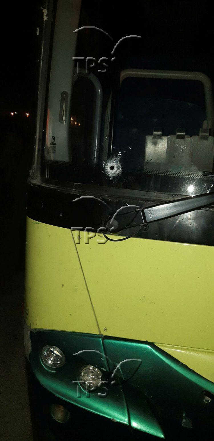 אוטובוס קו 140 בדרך מבית אל קצת אחרי כיכר איו”ש בוצע לעברו ירי
פצוע אחד קל….