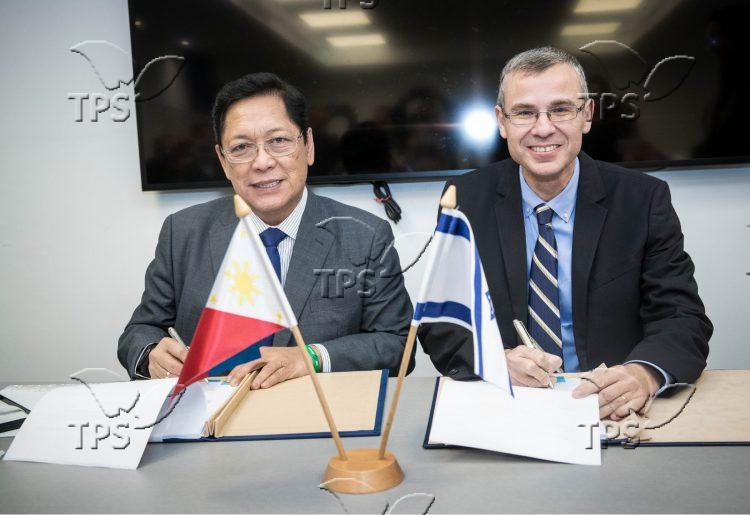 Tourism Minister signs agreement to bring Filipino workers to Israel
