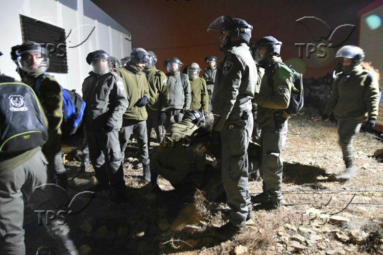 Israel Police Remove Jewish Youth from Amona Hill