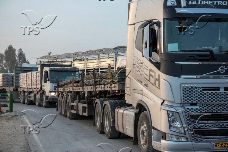 Israeli trucks carrying supply for the Gazan people