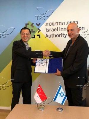 Dr. Lee Shiang Long, President of ST Engineering’s Land Systems sector, shakes hands with Aharon Aharon, CEO of the Israel Innovation Authority