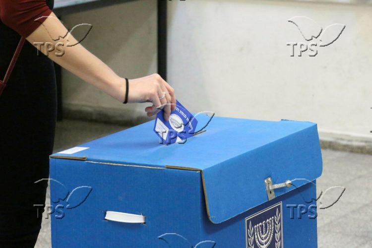 Polling Station in Rosh Haayin