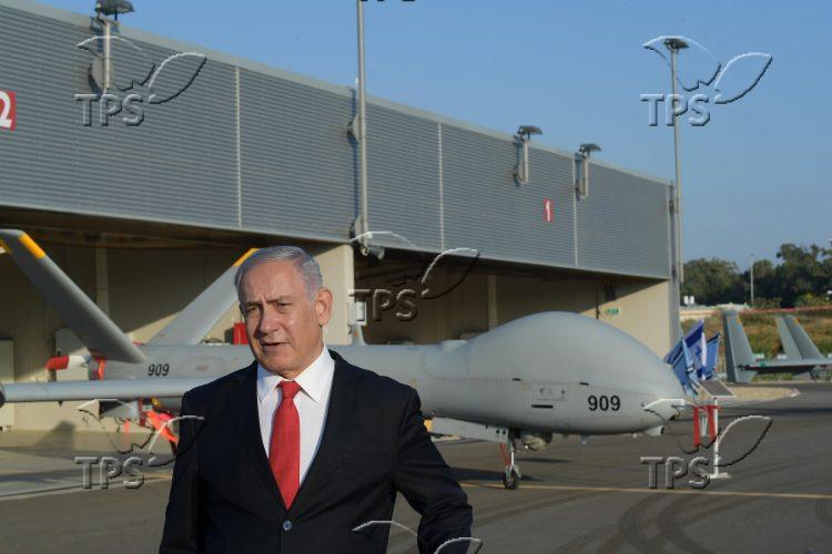ראש הממשלה ושר הביטחון בנימין נתניהו קיים סיור ביטחוני בבסיס חיל האוויר פלמחים צילום עמוס בן גרשום לעמ (1)