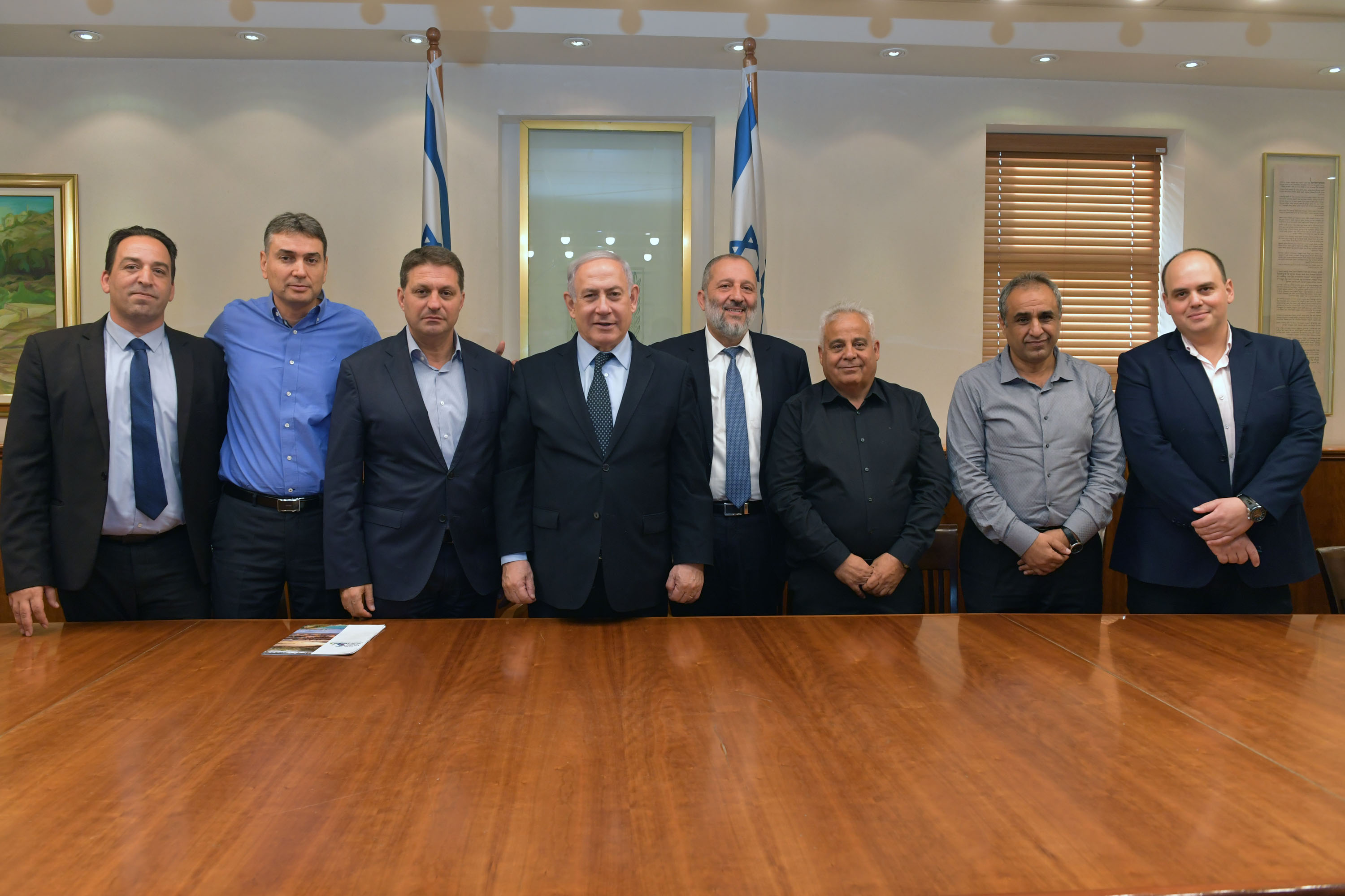 PM Netanyahu, Interior Minister Deri and local offcials at today’s meeting (1)