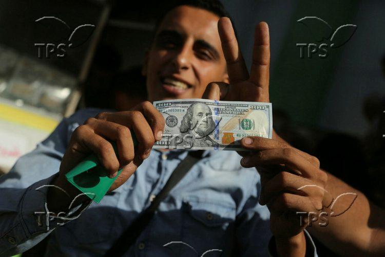 Qatari money is distributed in Gaza Strip