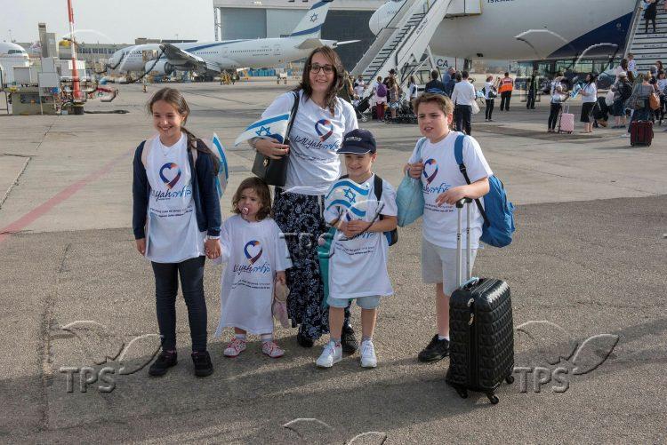 Excitement as Jews Make Aliyah, Come Home to Israel