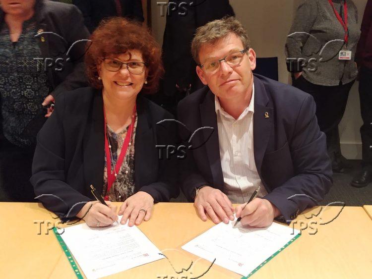 BGU Rector Prof. Chaim Hames (right) and Prof. Dimitra Simeonidou of the University of Bristol sign the MOU on Monday