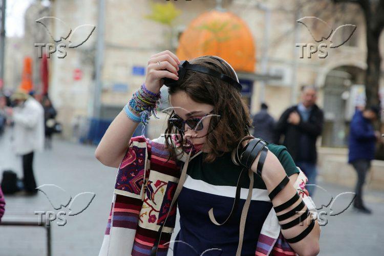 Women Of The Wall offer women to wear Tefillin and Talit
