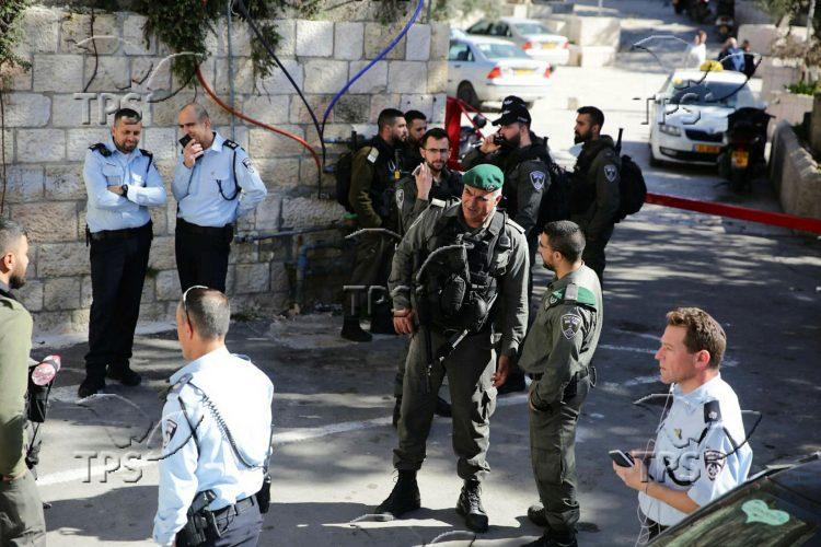 Terrorist Shot Dead After Attacking Police on Temple Mount