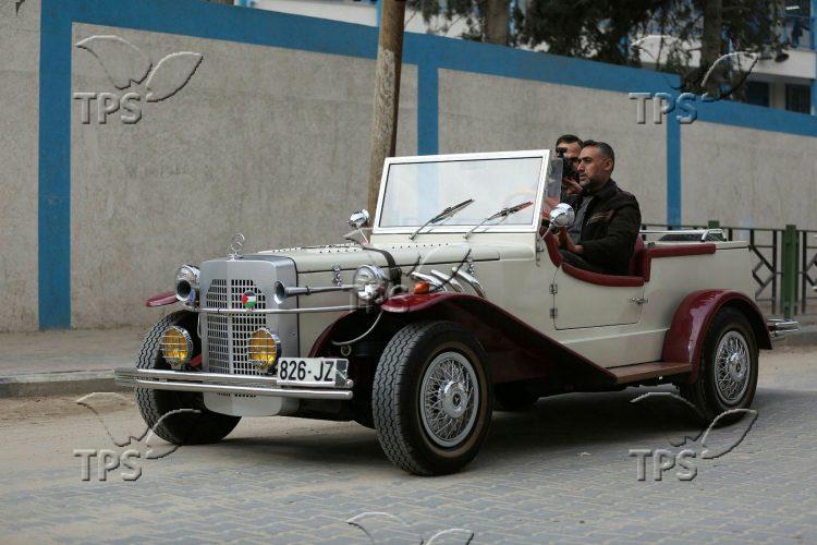 Restoring old cars in Gaza City