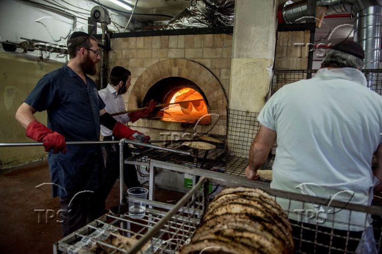Baking Matzah Shmurah in Kefar Habad