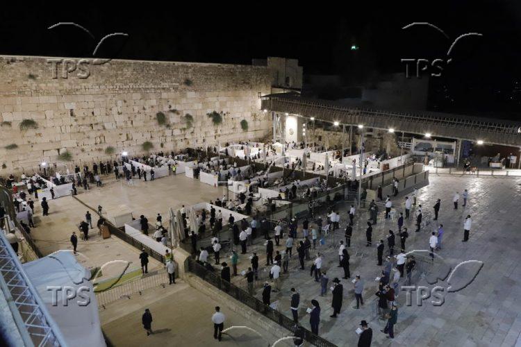 Selichot at the Western Wall on Yom Kippur eve amid Coronavirus lockdown