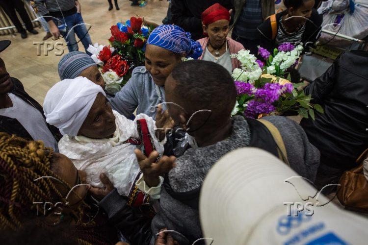 Immigrants from Ethiopia arrived today to Ben-Gurion Airport