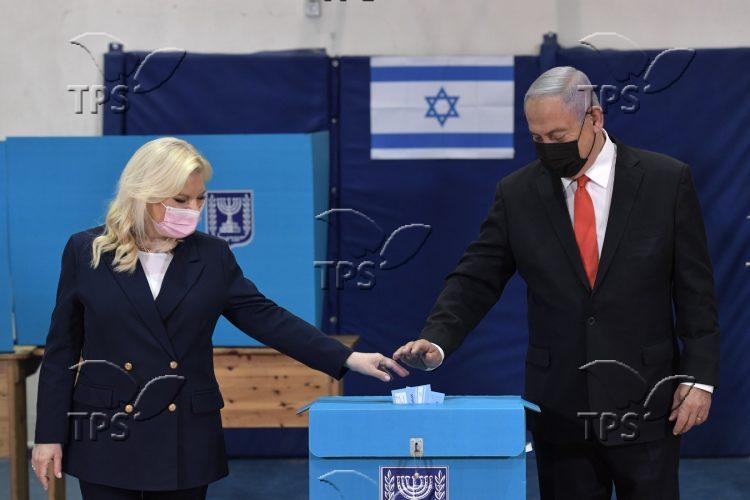 PM Benjamin Netanyahu & his wife Sara cast their votes