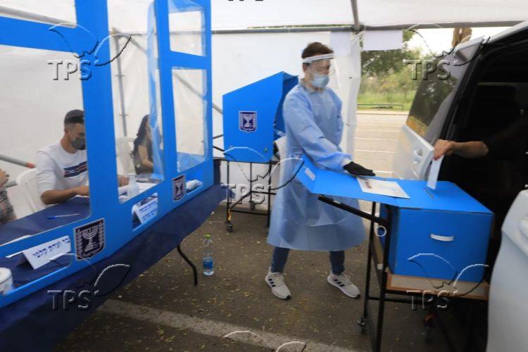 Drive-in polling station for people in quarantine