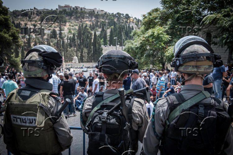 Arabs Riot outside the Temple Mount