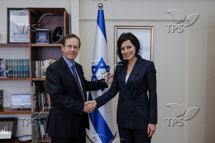 Incoming Jewish Agency shlicha Gadeer Kamal-Mreeh with outgoing Chairman of The Jewish Agency and Israel’s President-elect Isaac Herzog 2 (1)
