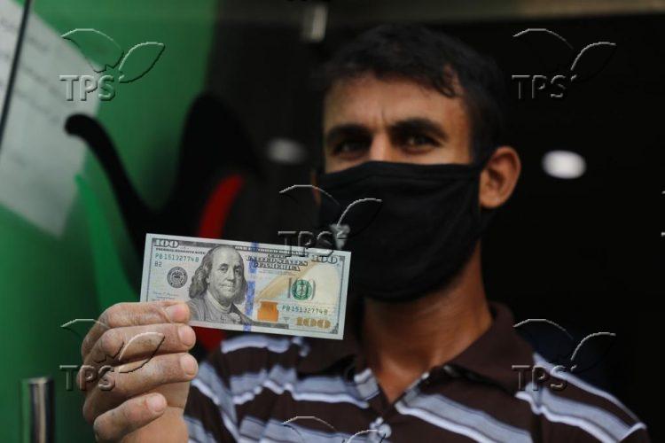 Qatari money is distributed in Gaza Strip–