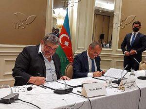 Jon Medved (L) signs understanding with Minister of Economy of Azerbaijan, Mikayil Jabbarov (R)