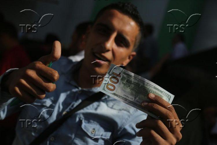 Qatari money is distributed in Gaza Strip