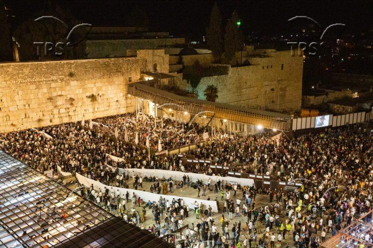 A Packed Kotel for Final Ceremonies Before Yom Kippur Night of Sep 14 Photo Shalom Shalev TPS