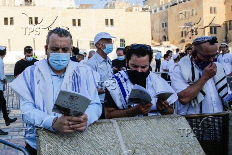 Pray for the new Jewish month of Elul at the Western Wall