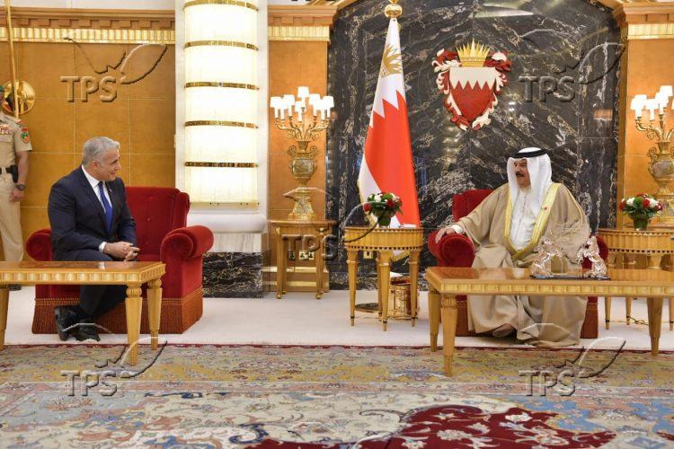 Yair Lapid meets Bahrain’s King Hamed bin Issa al-Khalifain Bahrain
