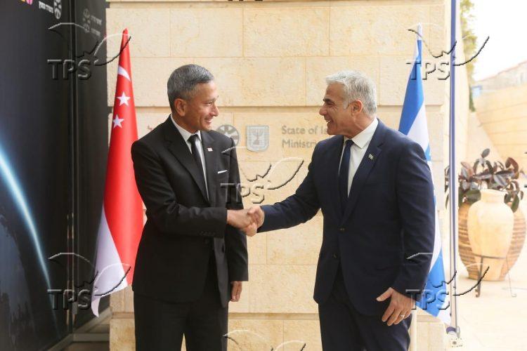 Yair Lapid and Singapore Foreign Minister – photo by Miri Shimonovich FMO