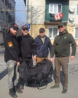Yechiel and Vladimir delivering a duffle bag full of medical supplies to Ukrainian citizens on Sunday morning