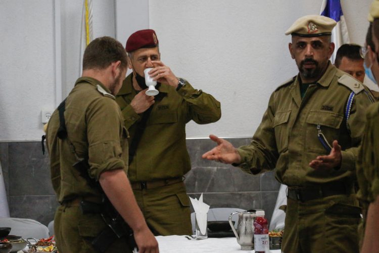 Aviv Kochavi meets with IDF fighters for a Friday meal