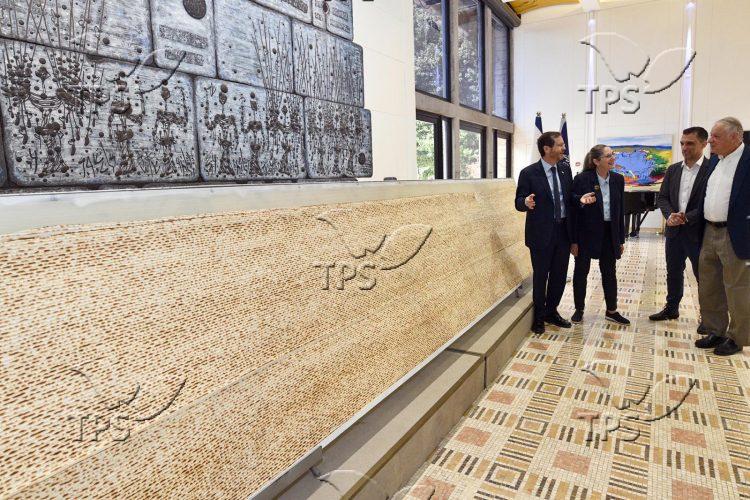 Presidential Matzah – Biggest matzah in Israel displayed at the President’s Residence1