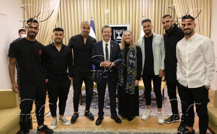 The-President-and-the-First-Lady-with-soccer-players-invited-to-tonight_s-Iftar