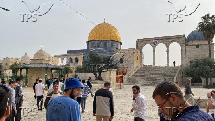 Jews ascend to the Temple Mount during the Ramadan month