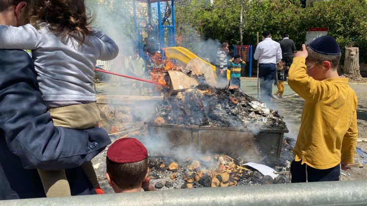 burning Hametz photo by Maayan baribai TPS