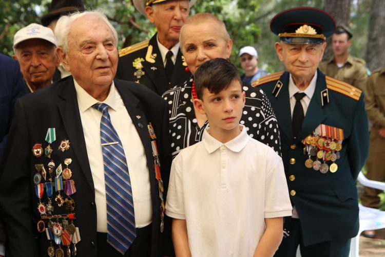 Abraham Greenside Russian Immigrant Veteran of World War II with His Great-Grandson photo by Eitan Elhadez TPS