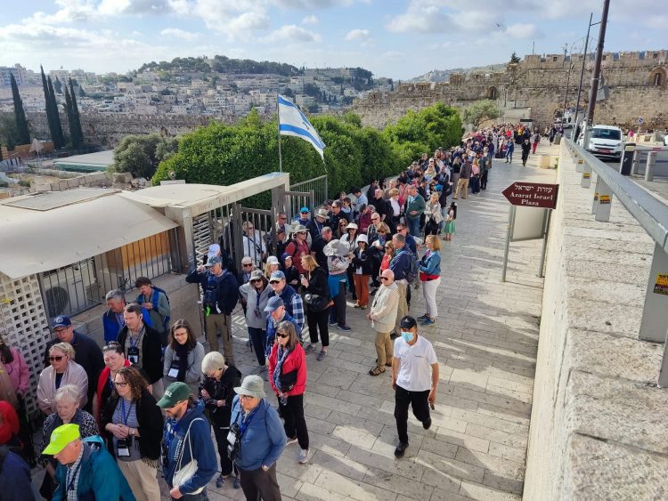 Line to Temple Mount Photo by Elron Zabatani TPS