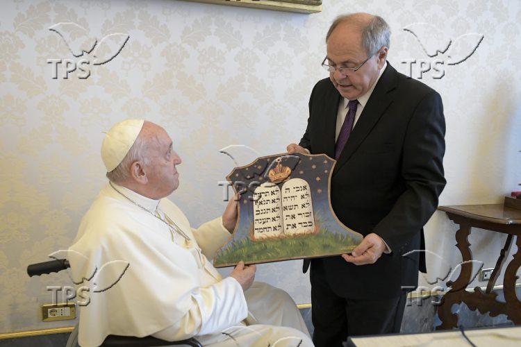: Yad Vashem Chairman Dani Dayan Meets Pope Francis