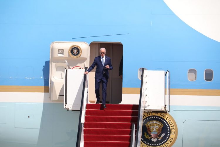 Joe Biden eits air force one photo tps