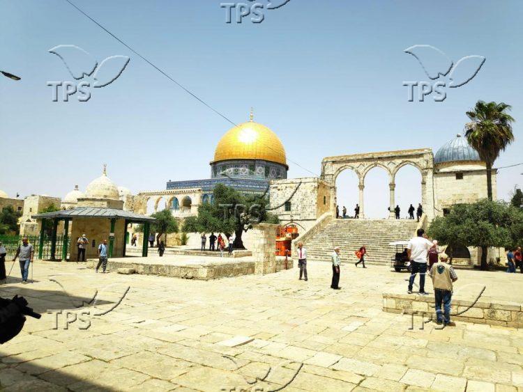 Jews ascend the Temple Mount on Jerusalem Day
