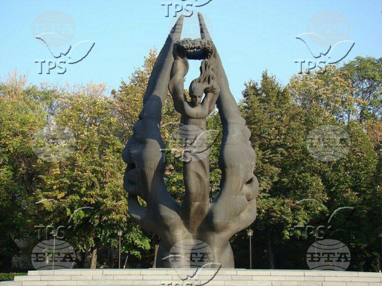 The Unification Monument in central Plovdiv, south-central Bulgaria (BTA Photo)