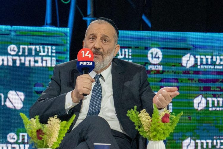 Aryeh Deri campaigns at the channel 14 elections forum.